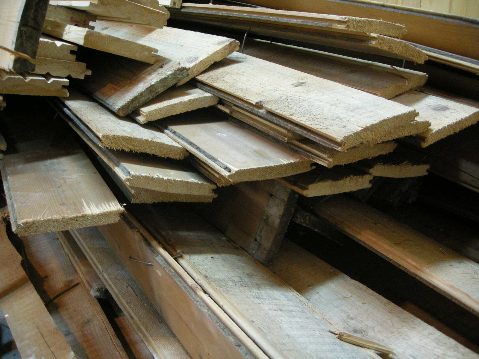 Holzstapel mit ausgebauten Dielenbrettern, Bild: Martin Kohlhaas