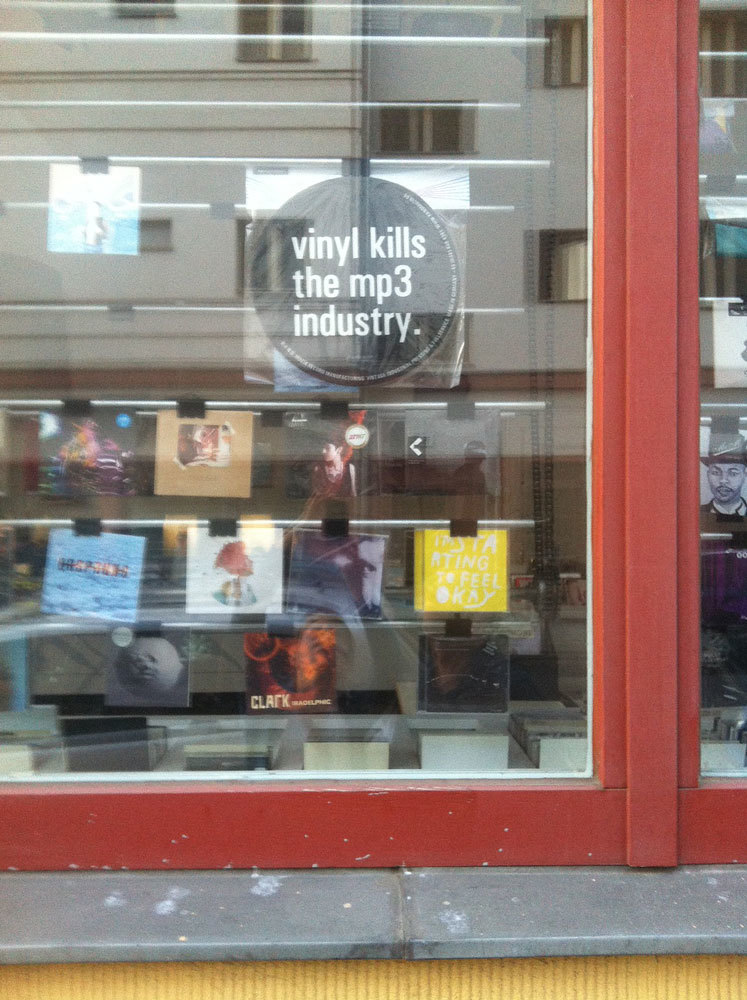 Plattenladen in Berlin: »vinyl kills the mp3 industry«, Bild: Birgit Kohlhaas